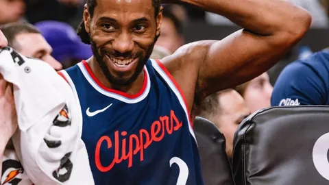 “国王四人齐发威，萨福保罗共助22+11分，马刺遭国王横扫”